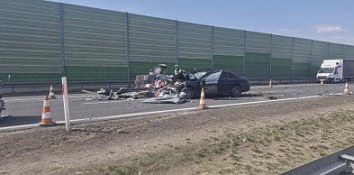 Mercedes wjechał w auto obsługi A1 i policyjny radiowóz