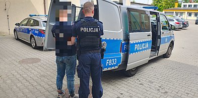 Napadli na ochroniarza po kradzieży w markecie. Recydywiści z Kutna w areszcie