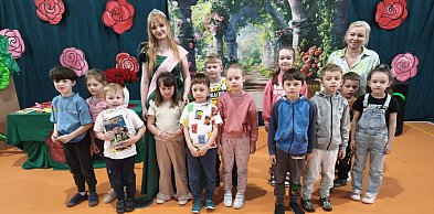 Królowa Róż 2025 z wizytą w Szkole Podstawowej nr 6 w Kutnie – różane tradycje