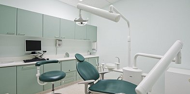 Narzędzia chirurgiczne w stomatologii — raspatory, kirety i imadła