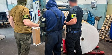 CBŚP i KAS zlikwidowały nielegalną drukarnię półproduktów do produkcji papierosów