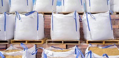 Jak bezpiecznie magazynować materiały sypkie na placu budowy? Praktyczny poradnik