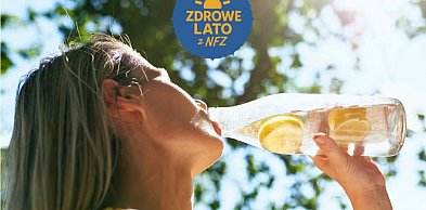 NFZ radzi jak w zdrowiu przetrwać upał. Dbaj o nawodnienie
