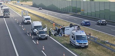 Na A1 dachował bus. Dwie osoby ranne