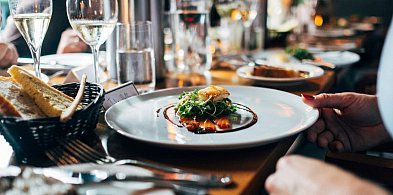 Restauracje w Warszawie oferujące kameralne sale na stypy – przegląd i wskazówki-71628