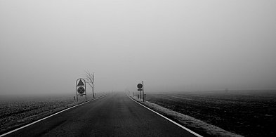 Prognozuje się gęste mgły. Szadź, powoduje śliskość  dróg-72495