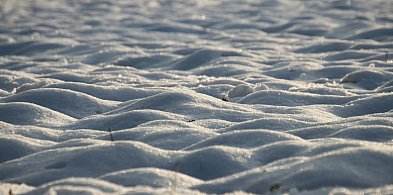 Leżał w zaspie. Dzielnicowi z Krośniewic uratowali mężczyznę-73405