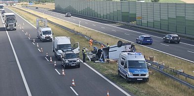 Na A1 dachował bus. Dwie osoby ranne