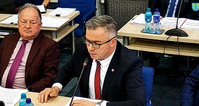 Dodatki dla wiceprezydentów i milionowe długi klubu sportowego Miasto się tłumaczy