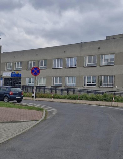 Mieszkańcy narzekają na parkowanie przy szpitalu w Kutnie. Prezes spółki odpowiada-70072