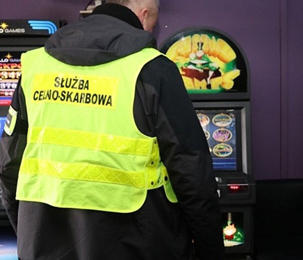 Łódzka KAS skutecznie zwalcza nielegalny hazard. W wakacje zatrzymano 13 osób-70732