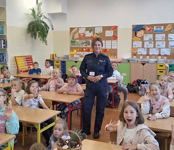 Policjanci o bezpiecznej drodze do szkoły w Kutnie-71091