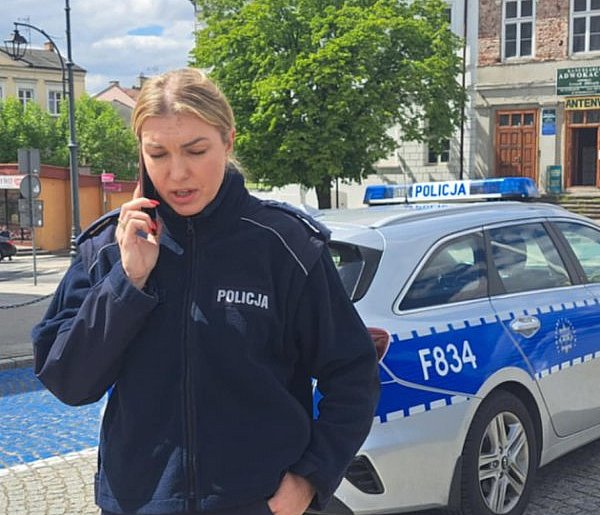 Dzielnicowy na urlopie pomógł rannym w wypadku-71508
