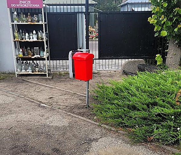 Widzisz taki pojemnik na cmentarzu. Oto, do czego służy-71520