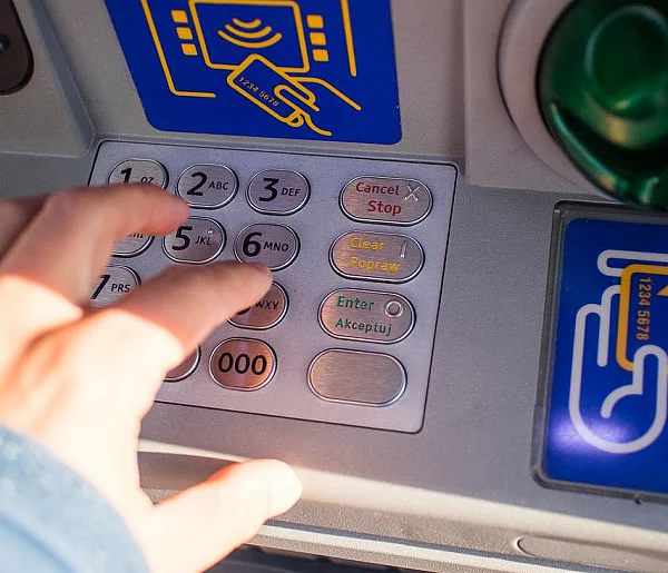 Z kont znikały pieniądze. Policja i bank badają ogólnopolski incydent-71643
