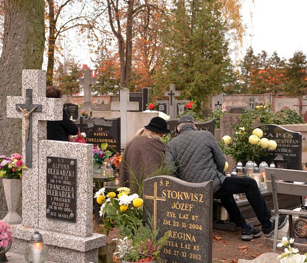 Savoir-vivre na 1 listopada. Jak się zachować podczas wizyty na cmentarzu?-71795