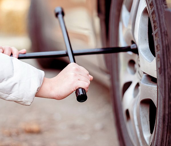Z pozoru drobiazg, a może skończyć się tragedią. Urząd ostrzega kierowców-71960