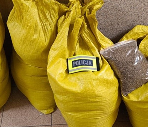 51-latek przewoził lewy tytoń i papierosy-72140