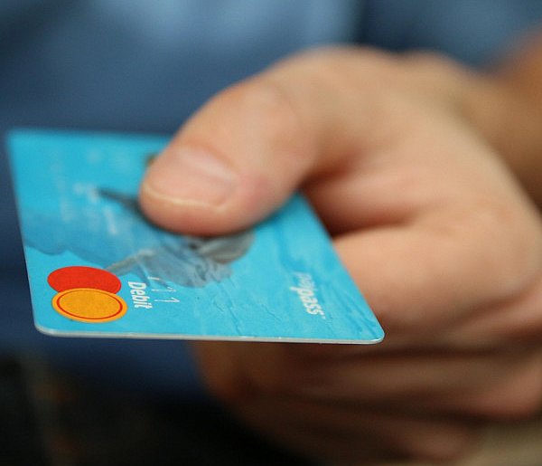 Fiskus skontroluje płatności kartą Polaków? Resort zabiera głos-72210