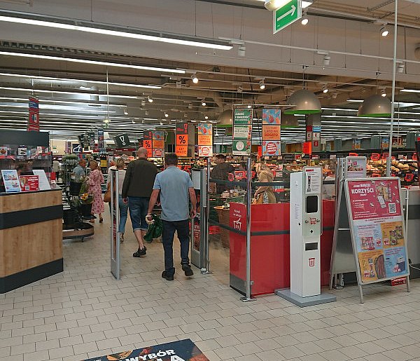 Pracownicy popularnej sieci mają dość. W południe zatrzymają pracę-72682