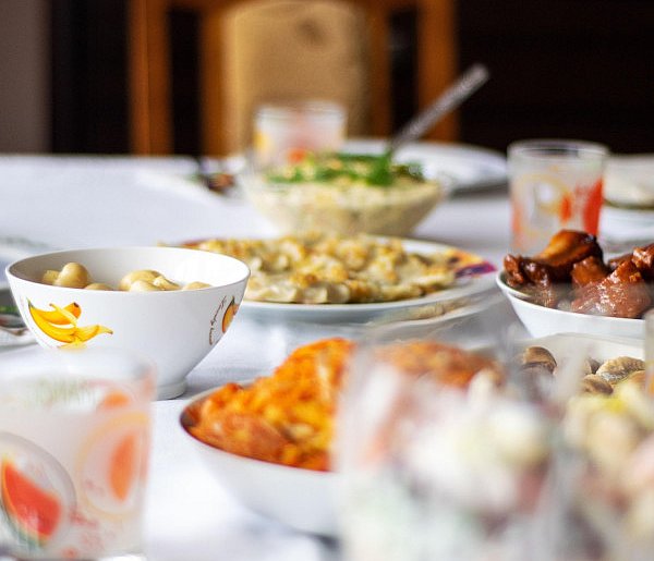 Polacy znów sięgną głębiej do kieszeni. Tyle wydają na świąteczne jedzenie-72786