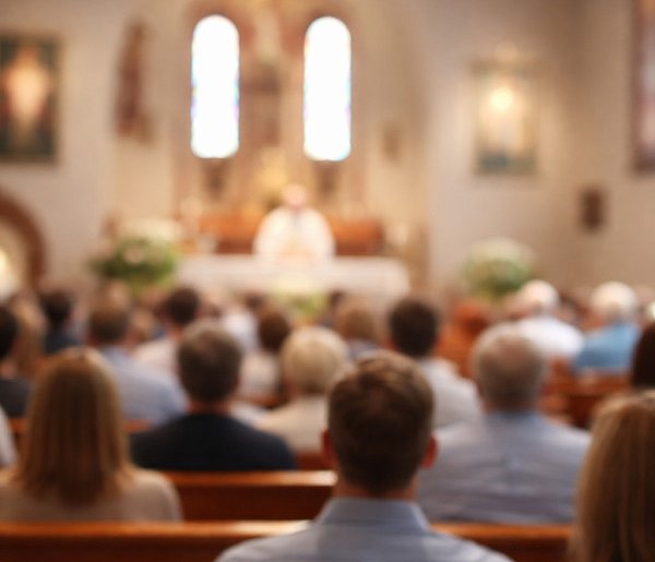 Ilu Polaków naprawdę chodzi do kościoła? Jedna statystyka szokuje-72821