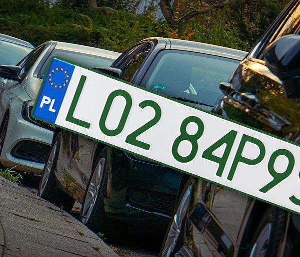 Tablice z zielonymi napisami na kolejnych autach. Nie chodzi o "elektryki"-72984