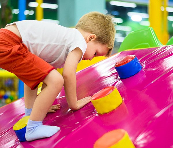 Zostawiasz dziecko w sali zabaw? Urząd wykrył poważne uchybienia-73454