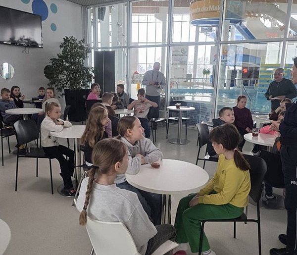 Kręci mnie bezpieczeństwo w zimie – mundurowi edukują dzieci w Aquaparku