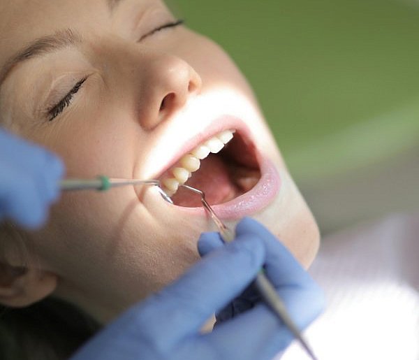 Cicha epidemia zbiera fatalne żniwo. Popularne napoje dosłownie rozpuszczają zęby