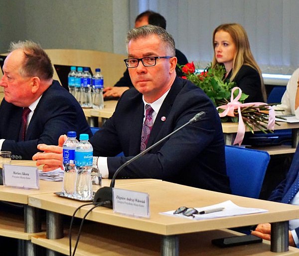 „Pozamiatane” czy niespodzianka? Radni głosują nad podwyżką dla prezydenta