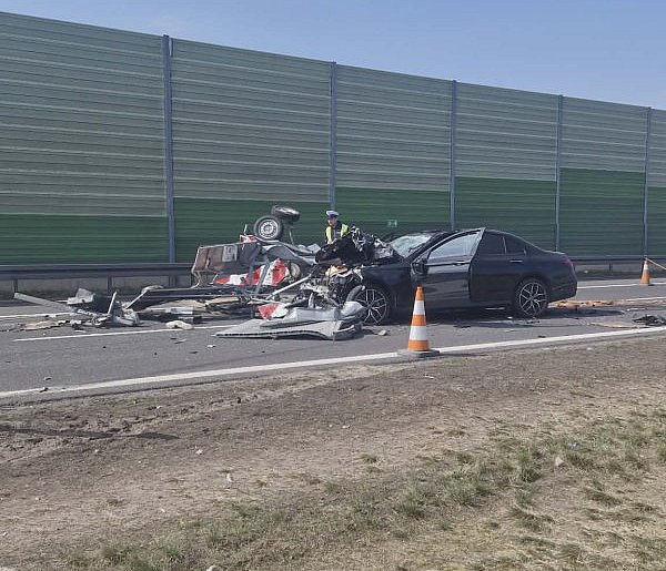 Mercedes wjechał w auto obsługi A1 i policyjny radiowóz