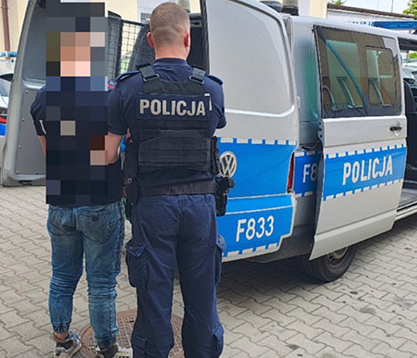 Napadli na ochroniarza po kradzieży w markecie. Recydywiści z Kutna w areszcie