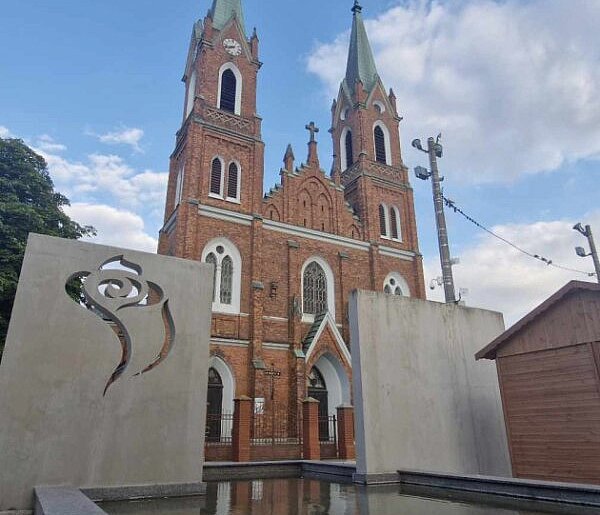 Czy można zburzyć betonowe mauzoleum w centrum Kutna? Zabierz głos 28 maja