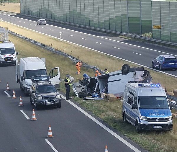 Na A1 dachował bus. Dwie osoby ranne
