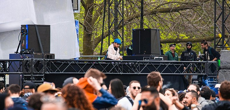 Jak wybrać firmę do ochrony imprezy plenerowej?