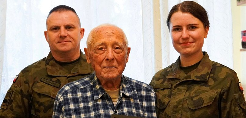 Oficer Armii Krajowej skończył 100 lat, żołnierze 9ŁBOT pamiętali o Jubilacie