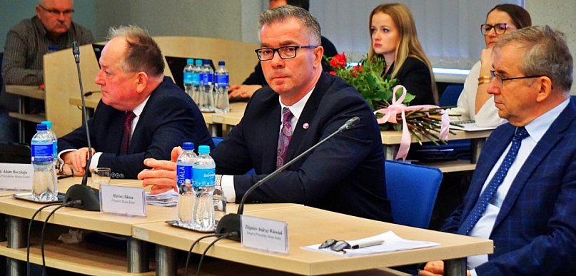 „Pozamiatane” czy niespodzianka? Radni głosują nad podwyżką dla prezydenta