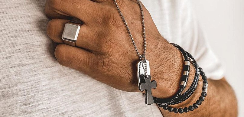 Naszyjnik z krzyżem Manoki – pomysł na prezent dla niego