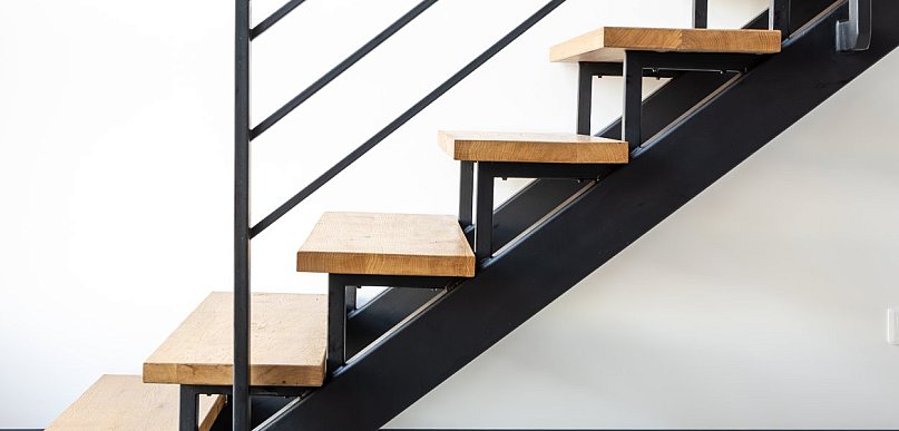 Rozbudowa domu o piętro — schody zewnętrzne czy wewnętrzne?