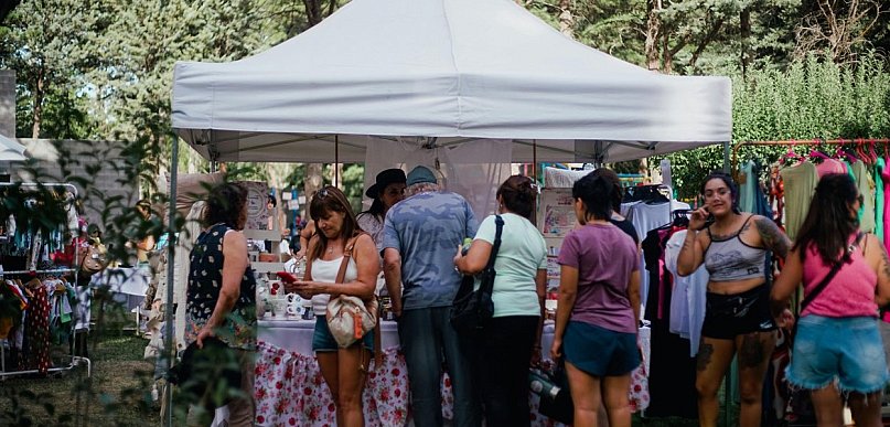 Namiot ekspresowy jako serce stoiska. Na co postawić: mobilność czy wytrzymałość?