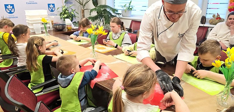 Łódzkie na Wielkanoc. Dzieci własnoręcznie robiły chleby do święconki