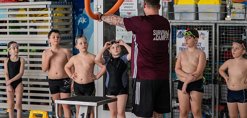 Pierwszy skok do wody! Dzieci uczą się pływać za darmo w Aquaparku Kutno