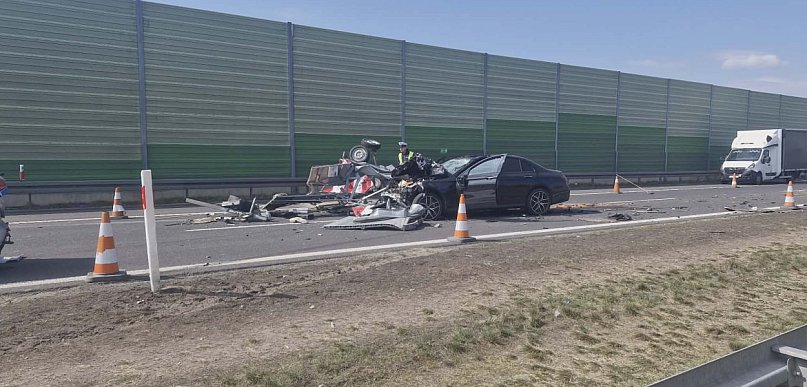 Mercedes wjechał w auto obsługi A1 i policyjny radiowóz