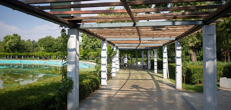 Regulowane podstawy słupa przykręcane – kiedy warto je wybrać?