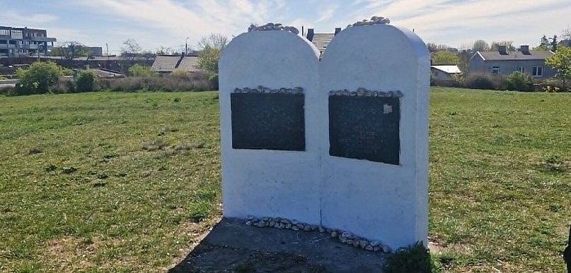 „Kamienie wołać będą” – uczniowie Kutna przywracają pamięć o żydowskim cmentarzu