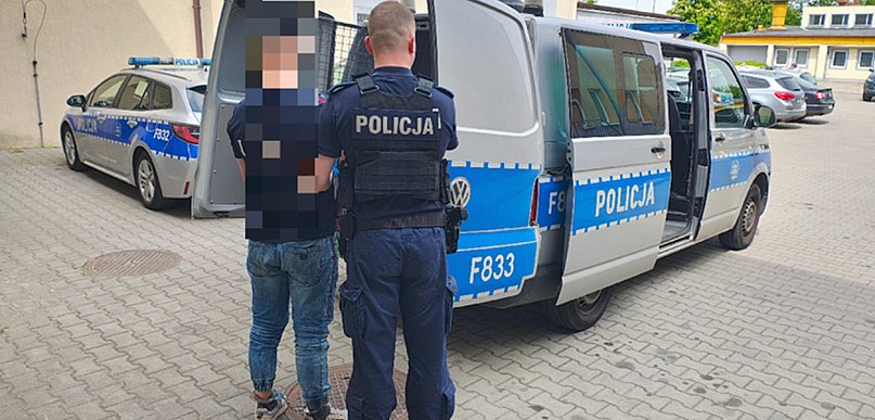 Napadli na ochroniarza po kradzieży w markecie. Recydywiści z Kutna w areszcie