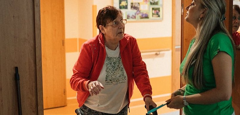 Jak wybrać miejsce zapewniające całodobową opiekę nad osobą starszą?