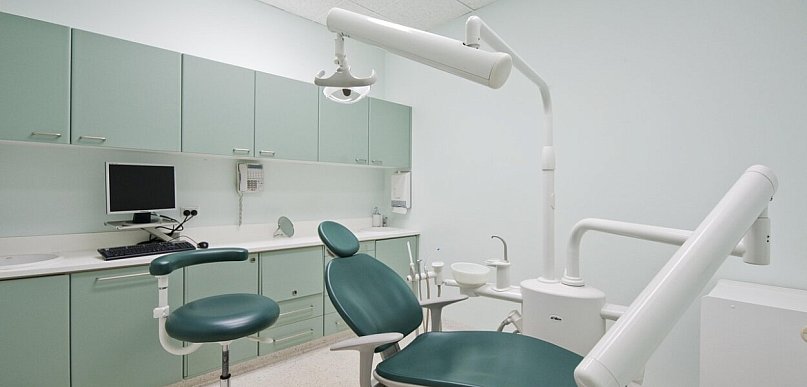 Narzędzia chirurgiczne w stomatologii — raspatory, kirety i imadła