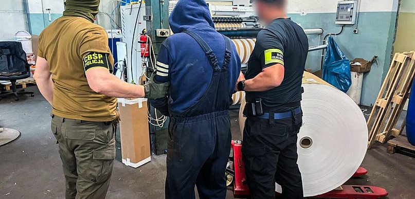 CBŚP i KAS zlikwidowały nielegalną drukarnię półproduktów do produkcji papierosów